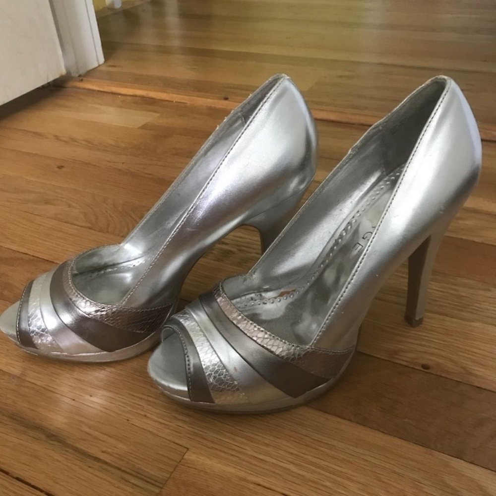 Amazing Silver Pumps - Picture 4 of 5